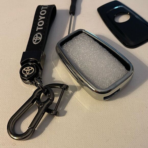 Toyota Logo key fob Keychain in Black leather with black/silver key fob case NWT - Picture 4 of 9